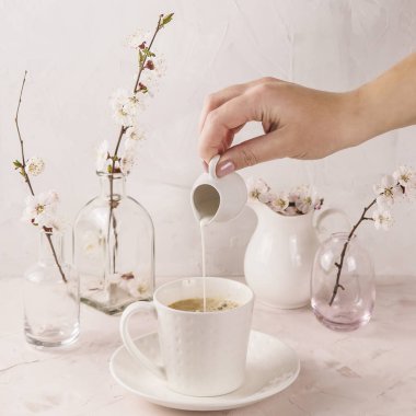 Krem dökmek bir hareket ile Nazik ışık minimalist natürmort