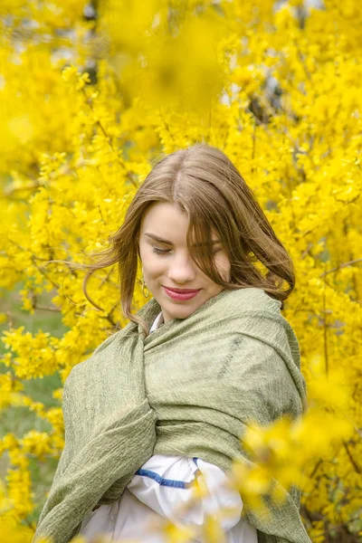 Blond dziewczyna z zielonym Bagno stylowy szalik wśród jasnożółty — Zdjęcie stockowe