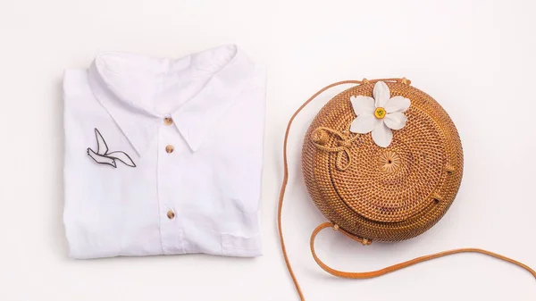 Minimalistic women's summer wardrobe - straw bag and linen shirt — Stock Photo, Image