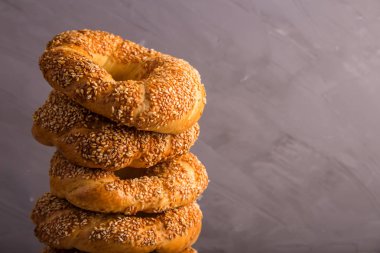 Dokulu beton arka plan üzerinde basit gıda ve pişirme