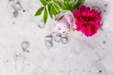 Bir çiçek ile çilek Yaz parlak doğal tatlı