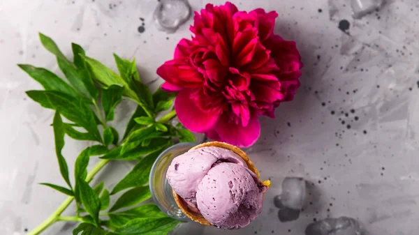 Été lumineux dessert naturel de leurs baies avec une fleur — Photo