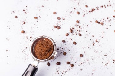 Alet gri bir masada profesyonel espresso kahve yapmak için