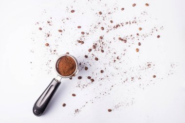 Alet gri bir masada profesyonel espresso kahve yapmak için