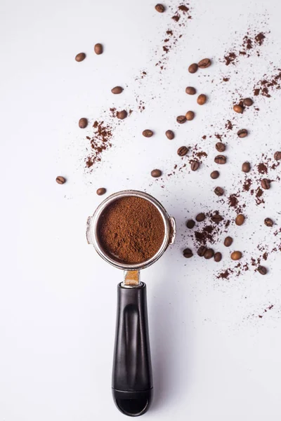 Nástroj pro přípravu profesionální kávy espreso na šedý stůl — Stock fotografie