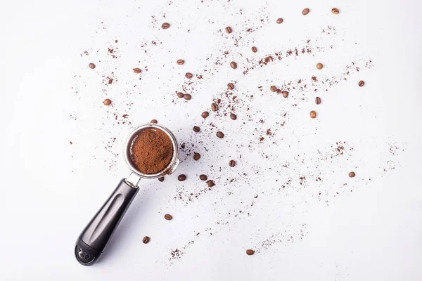 灰色のテーブルの上にプロのエスプレッソコーヒーを作るためのツール — ストック写真