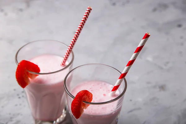 Summer cold refreshing drink based on strawberries and ice cream — Stock Photo, Image