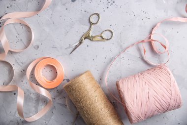 Kurdeleler, çiçekler ve makas ile Çiçekçi araçları ve işyeri