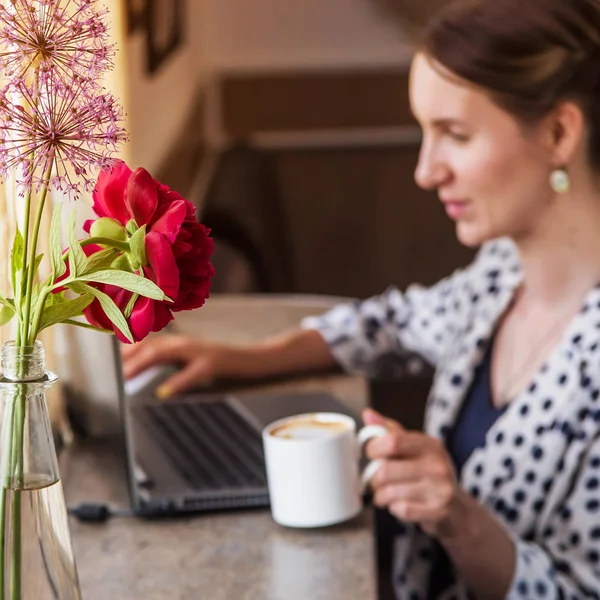 Freelance și muncă îndepărtată de la cafenele și alte locuri concept — Fotografie, imagine de stoc