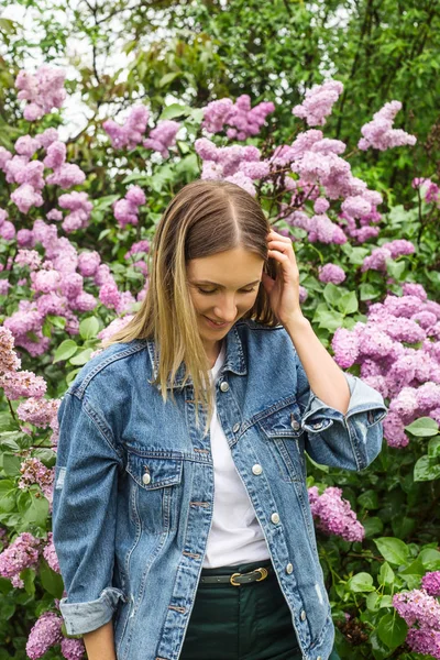 Estilo de vida moderno y el deseo de la naturaleza, chica disfruta de la floración de primavera —  Fotos de Stock