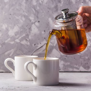 Gri minimalist backgroun bir çaydanlık siyah veya masala çay