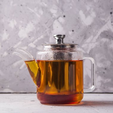 Gri minimalist backgroun bir çaydanlık siyah veya masala çay