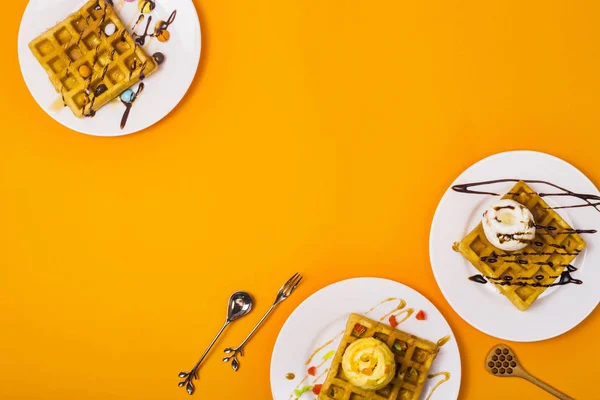Vers bakken koken verse gouden Belgische wafels — Stockfoto