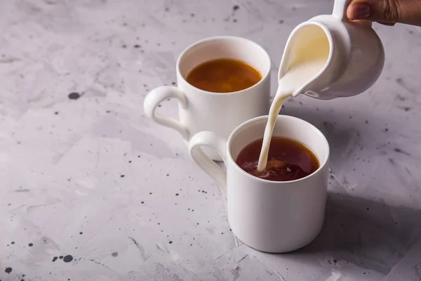 Masala teh dalam cangkir minimalis putih di atas meja abu-abu — Stok Foto
