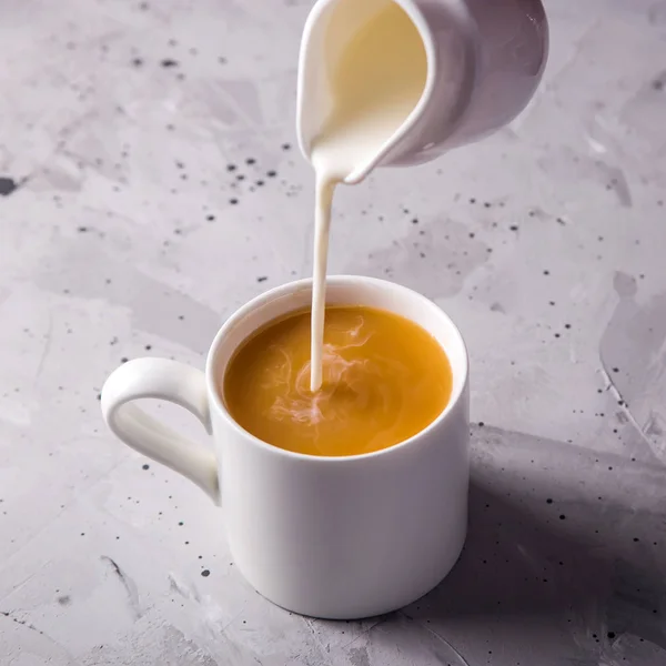 Té Masala en tazas minimalistas blancas sobre una mesa gris — Foto de Stock