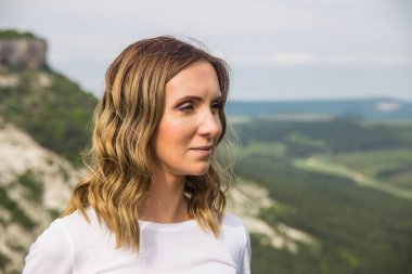 Doğa ve dağlar arasında tatilde zevk ve farkındalık