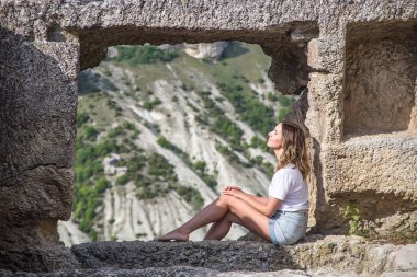 Doğa ve dağlar arasında tatilde zevk ve farkındalık