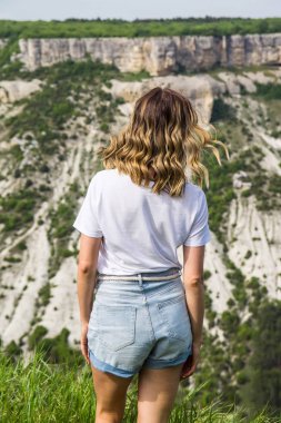 Doğa ve dağlar arasında tatilde zevk ve farkındalık