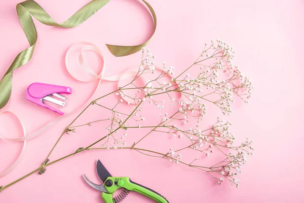 O trabalho de um florista profissional para criar buquês e compos — Fotografia de Stock