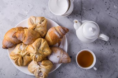 Çay veya öğle yemeği kavramı için tatlı bir dolum ile pişirme puf pasta