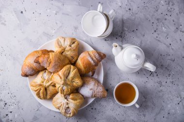 Çay veya öğle yemeği kavramı için tatlı bir dolum ile pişirme puf pasta