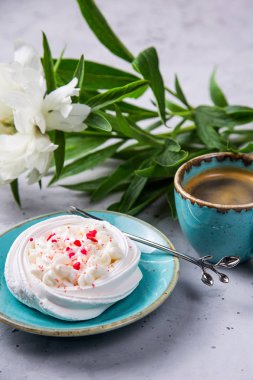 Krem kolay basit ve sağlıklı tatlı ile tatlı beze