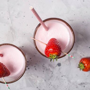 Bir yaz serinletici içecek olarak taze sağlıklı Berry Smoothie