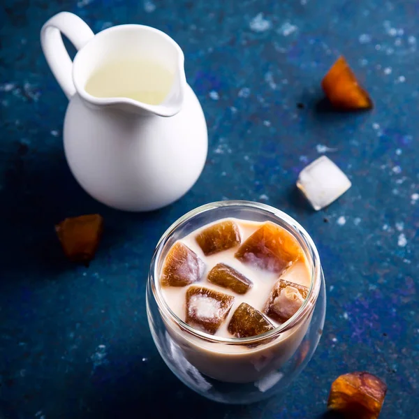 Studená letní osvěžující nápoj s kávou a mlékem na modrém — Stock fotografie