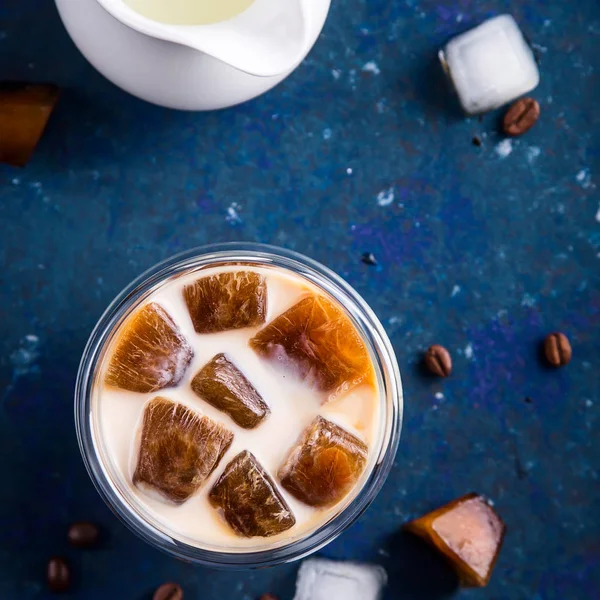 Studená letní osvěžující nápoj s kávou a mlékem na modrém — Stock fotografie
