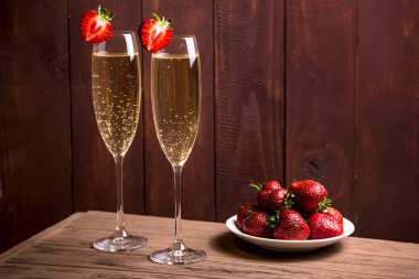 Çilek ve şampanya klasik bir kombinasyon olarak dinlenmek için