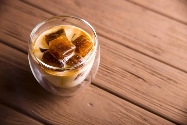 Modernes sommerliches Erfrischungsgetränk mit Eiskaffeewürfeln — Stockfoto