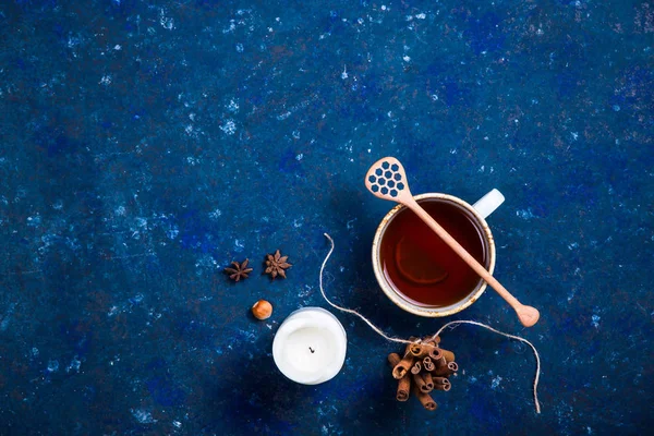 Bebida caliente de otoño sobre un fondo azul oscuro — Foto de Stock