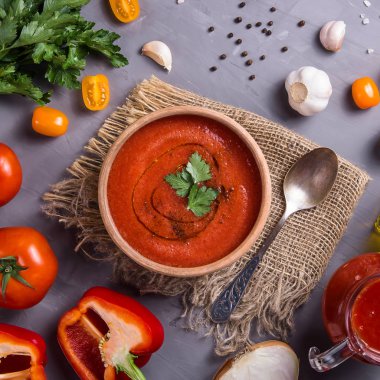 Domates gazpacho çorbası soğuk yaz yemeği