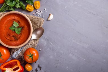 Domates gazpacho çorbası soğuk yaz yemeği