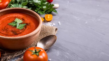 Domates gazpacho çorbası soğuk yaz yemeği