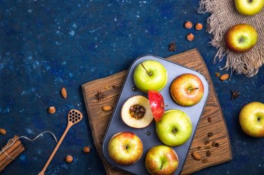 Sağlıklı vegan şekersiz tatlı olarak pişmiş elma