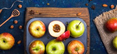 Sağlıklı vegan şekersiz tatlı olarak pişmiş elma