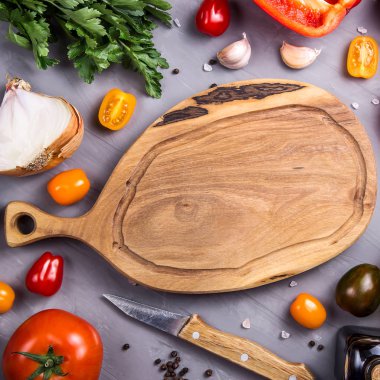 Gri bir arka plan üzerinde sebze yemek pişirmek için olgun domates