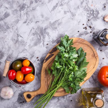 Gri bir arka plan üzerinde sebze yemek pişirmek için olgun domates