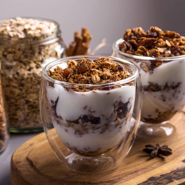 Fındık ve kuru meyve ve çikolata ile ev yapımı granola BRE
