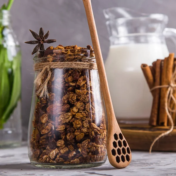 Granola caseira com nozes e frutas secas e chocolate para bre — Fotografia de Stock