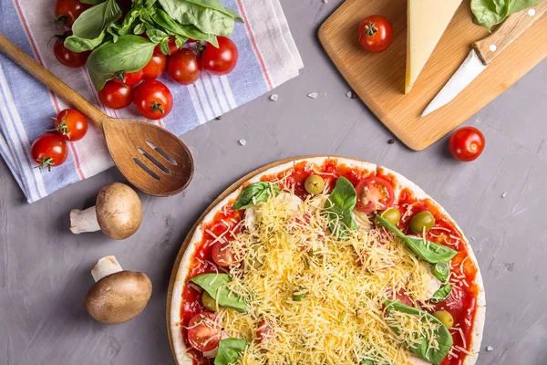 Pizza vegetariana casera rápida con setas en una mesa gris — Foto de Stock