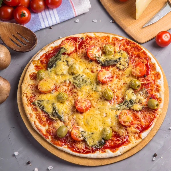 Pizza vegetariana casera rápida con setas en una mesa gris — Foto de Stock