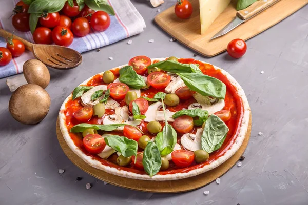Pizza vegetariana casera rápida con setas en una mesa gris — Foto de Stock