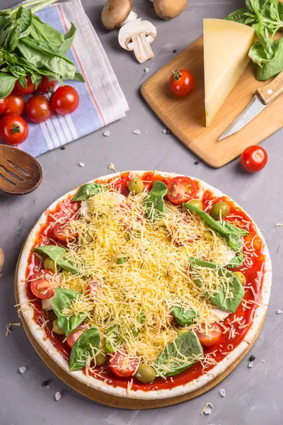 Pizza vegetariana casera rápida con setas en una mesa gris — Foto de Stock