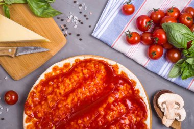 Mantar, domates ve ch ile hamurdan ev yapımı pizza yapma