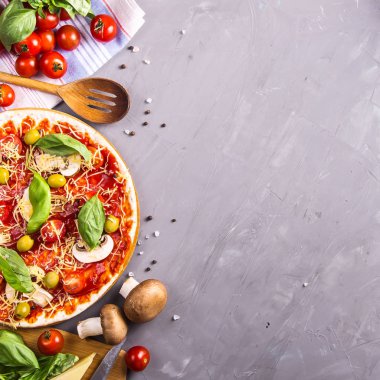 Mantar, domates ve ch ile hamurdan ev yapımı pizza yapma