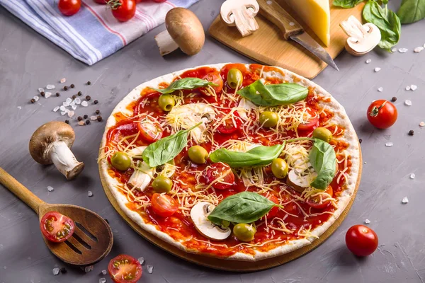 Hacer pizza casera de masa con champiñones, tomates y cad — Foto de Stock