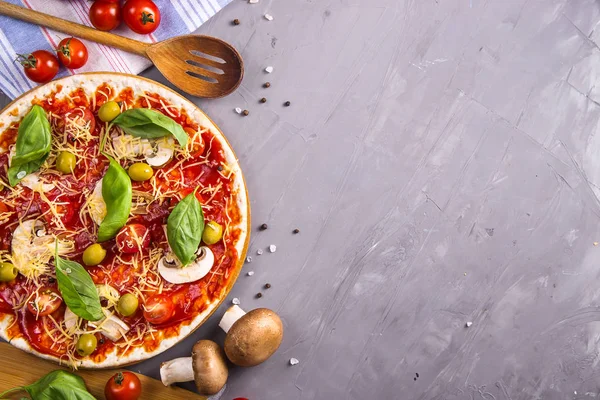 Hacer pizza casera de masa con champiñones, tomates y cad — Foto de Stock