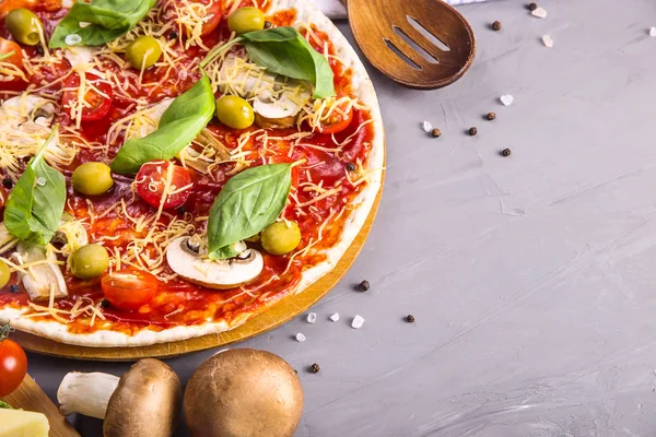 Hacer pizza casera de masa con champiñones, tomates y cad — Foto de Stock